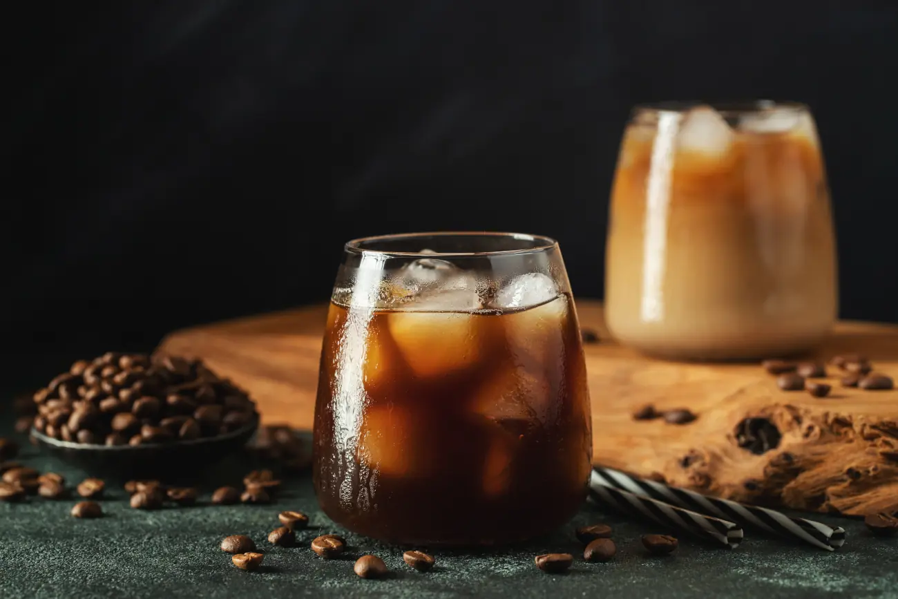Caffè estratto con metodo cold brew con panna versata su cubetti di ghiaccio
