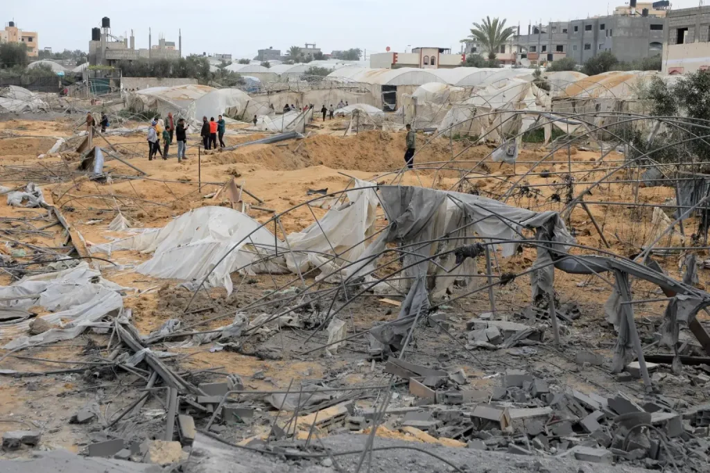 Devastazione della guerra in un campo agricolo