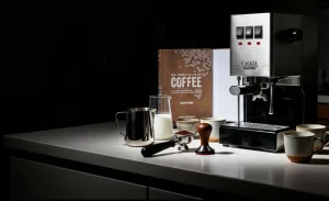 La gaggia classic con il libro The World Atlas of Coffee di James Hoffmann